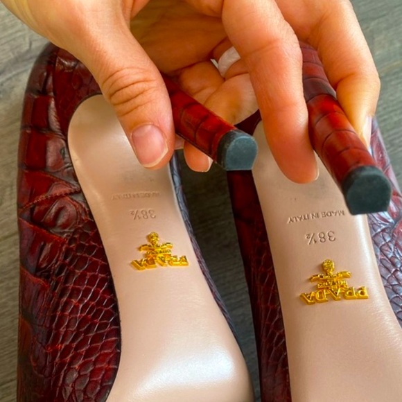 COPY - PRADA Red Snake Skin Stiletto Heels 🍁 Fall Collection - Picture 2 of 5